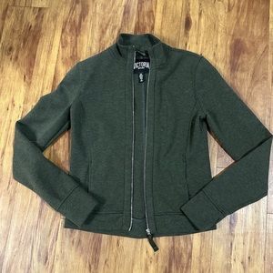 Victoria Sport size small